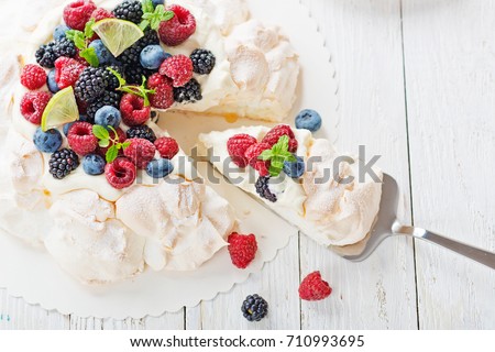 Pavlova cake with berries