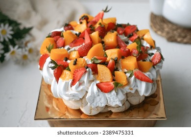 Pavlova cake with fresh strawberry and peaches with chocolate chips