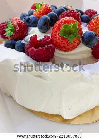 pavlova meringue with fresh strawberries, blueberries and mint Zdjęcia stock © 