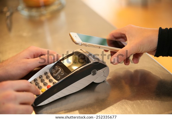 Payment transaction with\
smartphone 