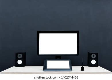 Pc computer and graphic tablet on workspace table showing blank white screen 