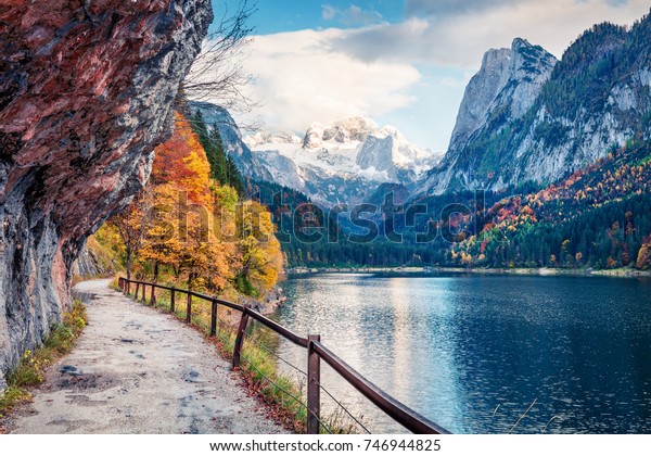 沃德勒 戈索塞 湖与达赫斯坦冰川背景的和平秋景 奥地利阿尔卑斯山 上奥地利 欧洲风景如画的早晨景色 旅行概念背景 库存照片 立即编辑