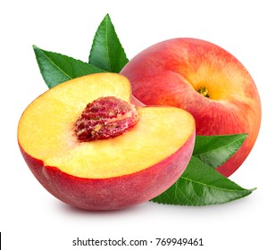 Половина плода персика с листом, изолированным на белом фоне