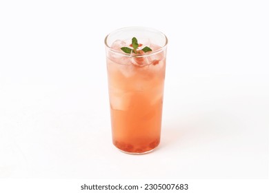 Peach Plum Iced Tea_Iced Tea with Peaches and Plums. an apple mint decoration. a cold drink.live path. a white background.
