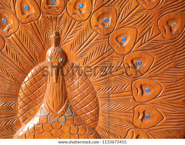 Peacock Design On Wooden Door Stockfoto Jetzt Bearbeiten