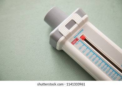 Peak Flow Meter For Lung Volume And Function Test With Asthma 