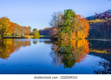 Peaks Of Otter Lake - Blue Ridge Parkway Virginia 