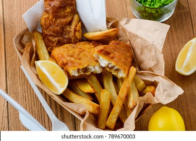 Peas, lemons, fish and fries. Feed yourself with smart food. Fusion cuisine in a bistro restaurant.