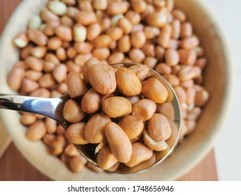 Peas in a spoon,  or vegetarian food