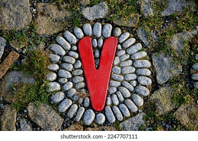 pebbles stuck in cement glue. it forms a carpet of rounded stones. massage surfaces in the sauna and pool. in combination with white tile. washed pavement, letter V, x, , circle, cobblestoning lawn