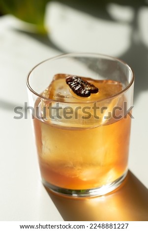 Pecan Nut Old Fashioned Cocktail with Bourbon Whiskey 商業照片 © 