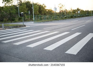 paso peatonal, franjas blancas sobre el asfalto negro, rotulación de la carretera, paso de cebra, lugar para cruzar la carretera, normas de tráfico