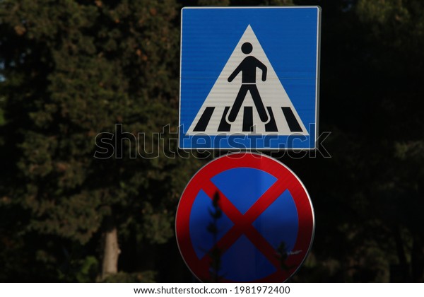 A pedestrian street\
crossing sign