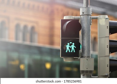 semáforo peatonal modificado para un evento de conciencia LGBTQ muestra una gráfica verde de una pareja de hombres homosexuales del mismo sexo frente a un edificio de ladrillo y vidrio - concepto LGBTQ+ 