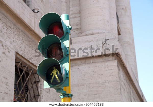 pedestrian traffic lights\
green