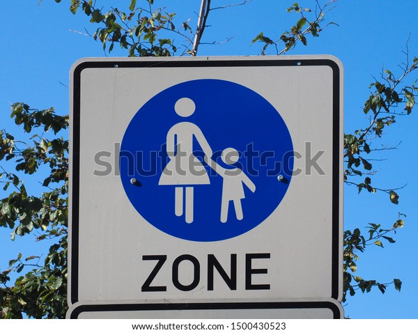 pedestrian zone sign (aka auto free, car free\
or pedestrian\
precinct)