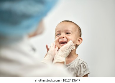 Kinderarzt überprüft die Zähne des Kindes. Zahnärztin untersucht die Zähne eines Babyjungen