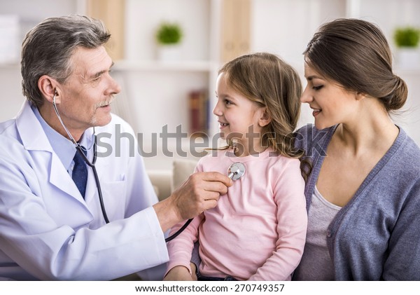 小さな女の子が母の腕の中で呼吸聴診器を検査する の写真素材 今すぐ編集