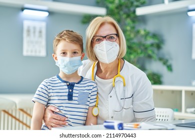 51,116 Doctor examining kid Images, Stock Photos & Vectors | Shutterstock