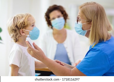 Kinderarzt, der krankes Kind mit Gesichtsmaske untersucht. Ich bin in der Gesundheitsklinik für Test und Screening. Kinder zu Hause Behandlung des Virus. Koronavirus-Pandemie. Covid-19-Ausbruch. Patient Husten.