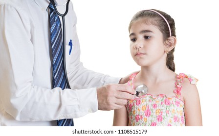 The pediatrician does a checkup to one of his patients 