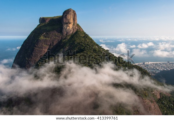 ブラジル リオデジャネイロの有名な岩礁形成 ペドラ ダ ガベア山頂 の写真素材 今すぐ編集