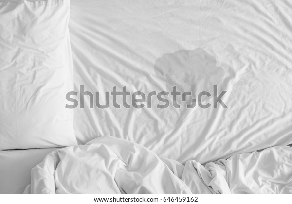 ベッドの敷き布団の上でのおしっこ 大人やベビーコンセプトでのベドウレット睡眠の利用 ベッドのシーツの上での選択フォーカス の写真素材 今すぐ編集