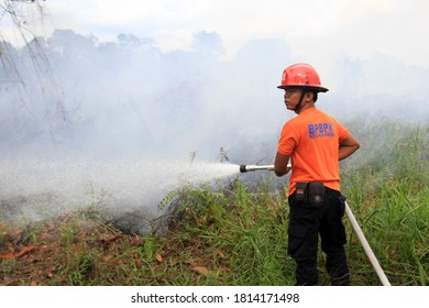 Pekanbaru, Indonesia. 15 December 2016: Firefighters Assisted By TNI Personnel To Extinguish Peatland Fires.