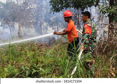 Pekanbaru, Indonesia. 15 December 2016: Firefighters Assisted By TNI Personnel To Extinguish Peatland Fires.