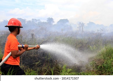 Pekanbaru, Indonesia. 15 December 2016: Firefighters Assisted By TNI Personnel To Extinguish Peatland Fires.