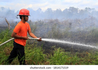 Pekanbaru, Indonesia. 15 December 2016: Firefighters Assisted By TNI Personnel To Extinguish Peatland Fires.