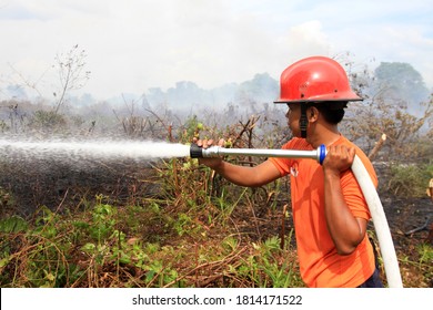 Pekanbaru, Indonesia. 15 December 2016: Firefighters Assisted By TNI Personnel To Extinguish Peatland Fires.