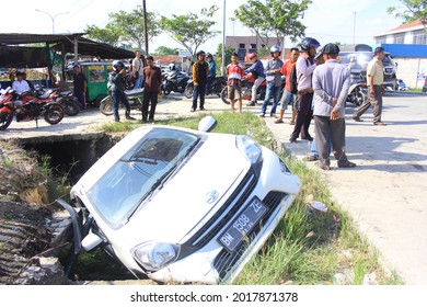 Pekanbaru, Indonesia. August 28, 2017: A White Car Lost Control And Went Into A Ditch.