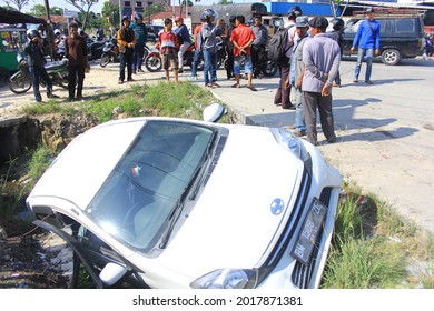 Pekanbaru, Indonesia. August 28, 2017: A White Car Lost Control And Went Into A Ditch.