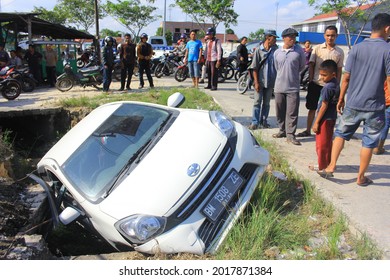 Pekanbaru, Indonesia. August 28, 2017: A White Car Lost Control And Went Into A Ditch.