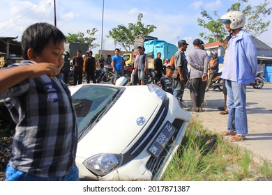 Pekanbaru, Indonesia. August 28, 2017: A White Car Lost Control And Went Into A Ditch.