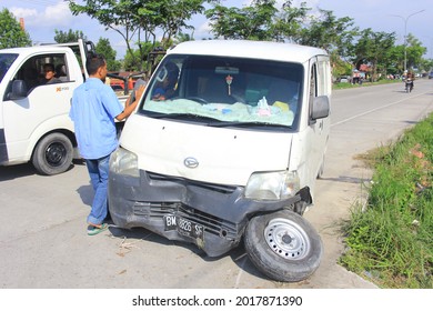 Pekanbaru, Indonesia. August 28, 2017: A White Car Lost Control And Went Into A Ditch.