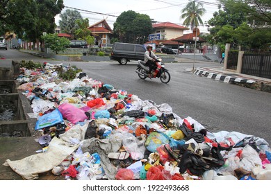 Street garbage Images, Stock Photos & Vectors | Shutterstock