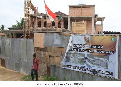 Pekanbaru, Riau, Indonesia. 9 November 2016: The Process Of Building A Puskesmas Plus On Jalan Sapta Taruna .