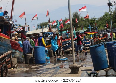 Pemalang, Indonesia - Juni 7, 2022: Asemdoyong Village Fish Auction Activities