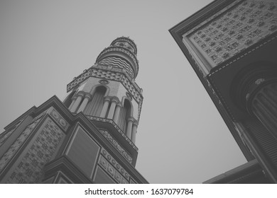 Pemandangan Langit Di Antara Gedung Masjid