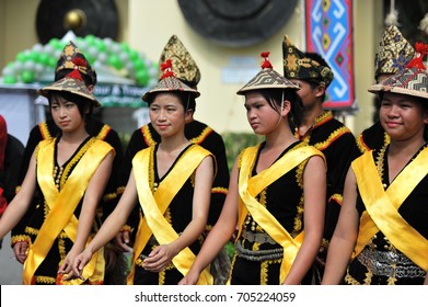 Penampangsabahmay 302011beautiful Kadazandusun Girls Sabah Traditional Stock Photo Edit Now 705224059