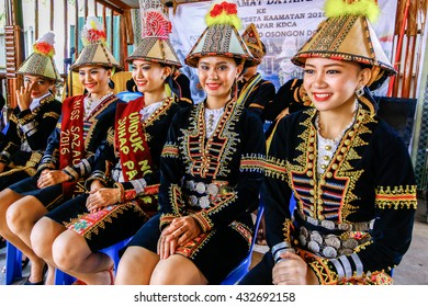 34,607 Malaysia traditional costume Stock Photos, Images & Photography ...