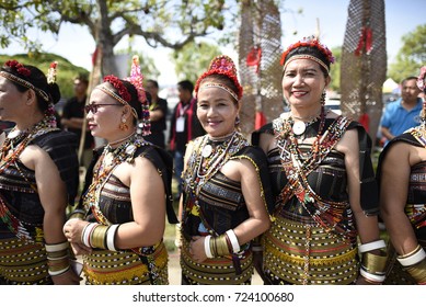 Penampangsabahmay 302017group People Sabah Traditional Costume Stock ...