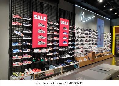 458 Nike store shelfs Images, Stock Photos & Vectors | Shutterstock