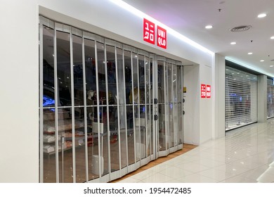 PENANG, MALAYSIA - JANUARY 16, 2021: Uniqlo Closing Due To Malaysia Lock Down During Coronavirus Pandemic. Uniqlo Store Front Of Queensbay Mall