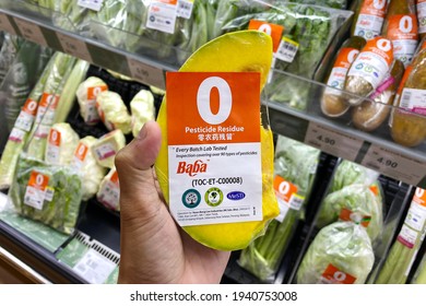 PENANG, MALAYSIA - NOV 16, 2020: Baba Brand Baba Insight 100% Organic Vegetable With Zero Pesticide On The Shelf Of AEON Queensbay Mall