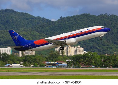 Penang/Malaysia Februar 9, 2015: Boeing 737 From Sriwijaya Air Landing At Penang Airport