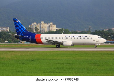 Penang/Malaysia Februar 9, 2015: Boeing 737 From Sriwijaya Air Landing At Penang Airport