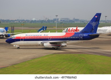 Penang/Malaysia Februar 9, 2015: Boeing 737 From Sriwijaya Air Landing At Penang Airport